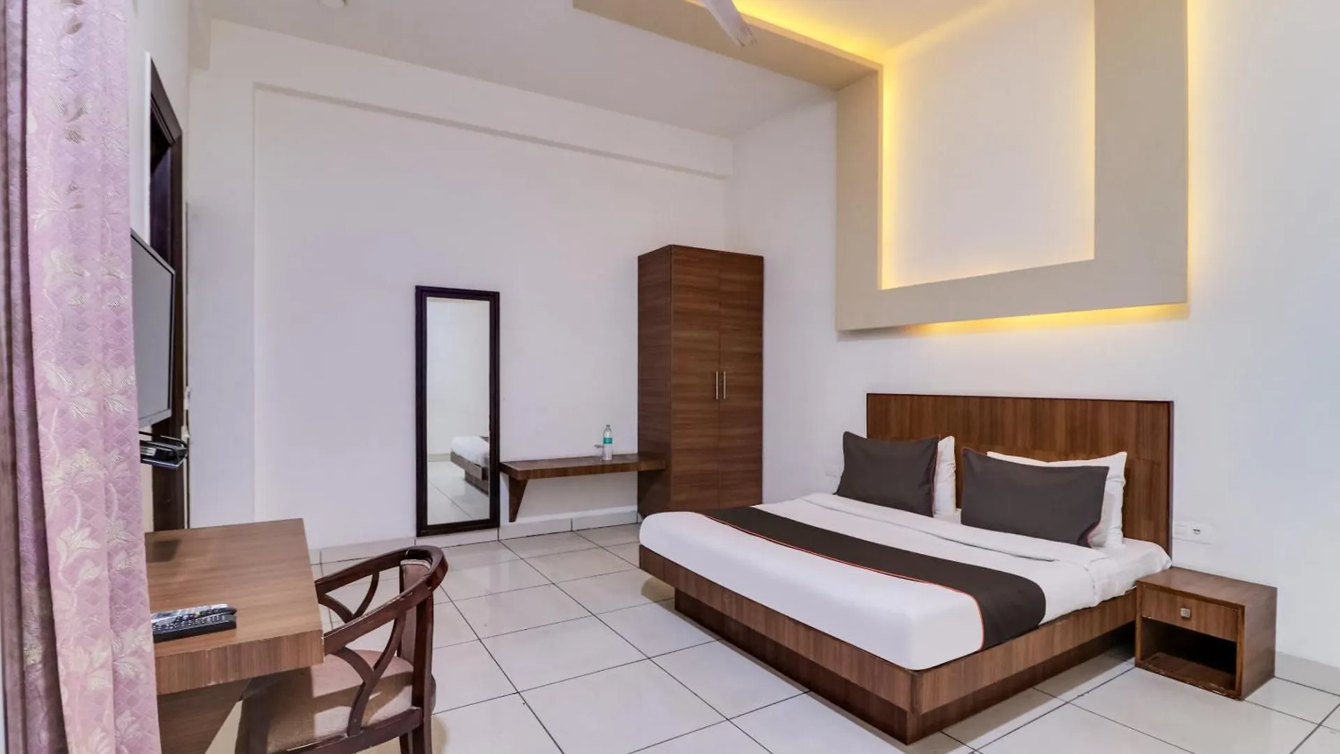 *** ホテル Collection O Green Plaza Near Inox Gurgaon Dreamz インド